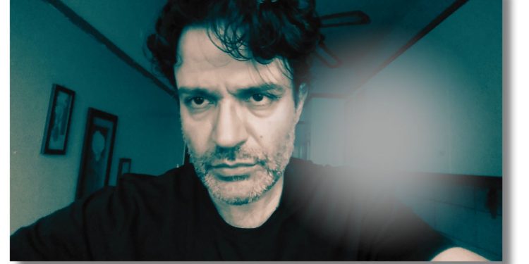 Χρήστος Θεοφιλάτος: «Η γραφή δεν είναι θεραπεία, είναι τρόπος να πεις την αλήθεια και να κλείσεις τον δαίμονα στο μπουκάλι»