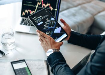 Στο χαμηλότερο επίπεδο πενταετίας το spread των ελληνικών 10ετών ομολόγων