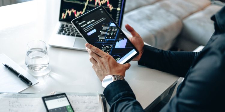 Στο χαμηλότερο επίπεδο πενταετίας το spread των ελληνικών 10ετών ομολόγων