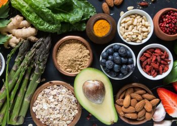 Τρόφιμα-σύμμαχοι στη μάχη κατά της γήρανσης: Τι δείχνει νέα μελέτη