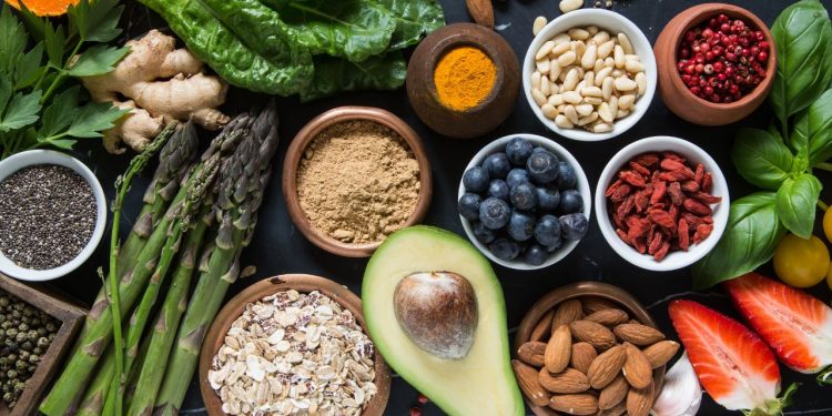 Τρόφιμα-σύμμαχοι στη μάχη κατά της γήρανσης: Τι δείχνει νέα μελέτη