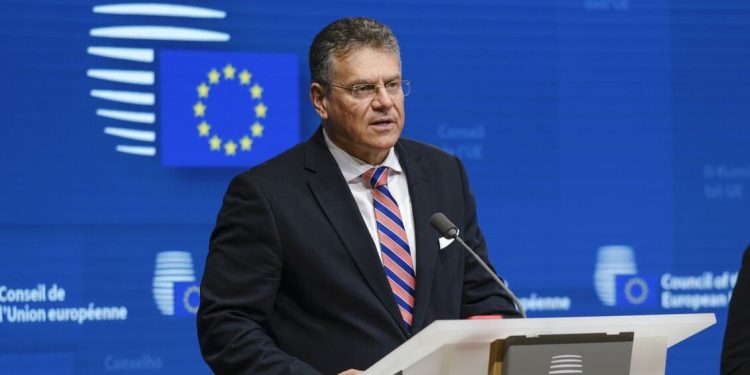 Η ΕΕ επιθυμεί ενίσχυση των εμπορικών ροών με τις ΗΠΑ κατά 50 δισ. ευρώ – οι προθέσεις της Επιτροπής και τα εμπόδια