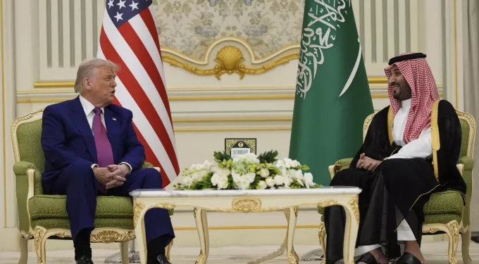 Συμφωνία-ορόσημο ΗΠΑ–Κίνας και ιστορικό deal 1 τρισ. $ με Σαουδική Αραβία από τον Τραμπ