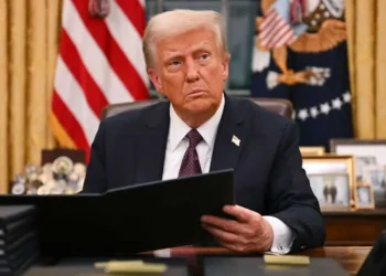 Πτώση στη Wall Street μετά τις νέες εμπορικές απειλές του Τραμπ – Στο στόχαστρο η Apple