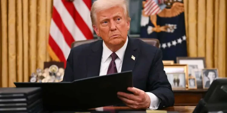 Πτώση στη Wall Street μετά τις νέες εμπορικές απειλές του Τραμπ – Στο στόχαστρο η Apple