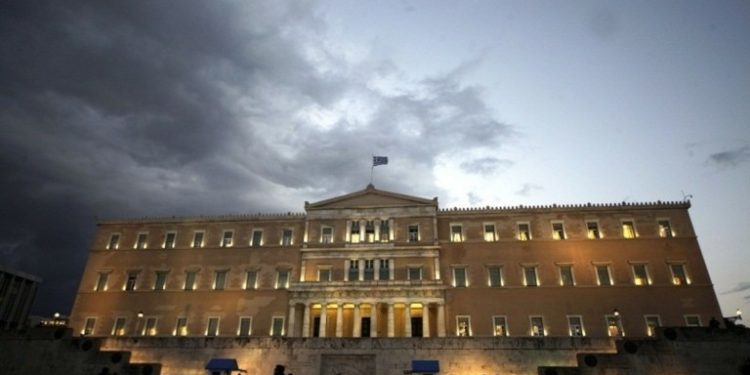 Τραγωδία Τεμπών: Η δικογραφία στη Βουλή – Μάχη για πλημμελήματα ή κακουργήματα και ο «Γρίφος» της παραγραφής