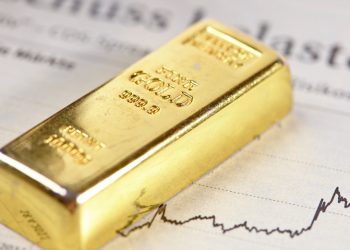 Άνοδος του χρυσού εν μέσω οικονομικών ανησυχιών και υποβάθμισης των ΗΠΑ από τη Moody’s