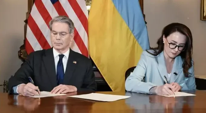 Συμφωνία για τα ορυκτά υπέγραψαν ΗΠΑ και Ουκρανία – Δημιουργείται ταμείο επενδύσεων για την ανοικοδόμηση