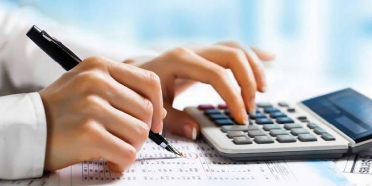 Φοροελαφρύνσεις και παροχές ύψους 2 δισ. ευρώ εξετάζει η κυβέρνηση – Στο επίκεντρο η μεσαία τάξη