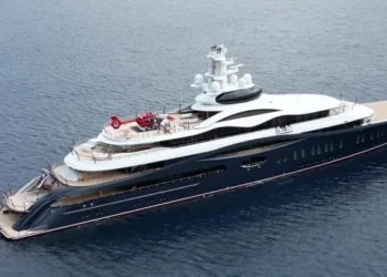 Ο Μαρκ Ζούκερμπεργκ «έπιασε λιμάνι» στο Αλεποχώρι με την υπερθαλαμηγό του