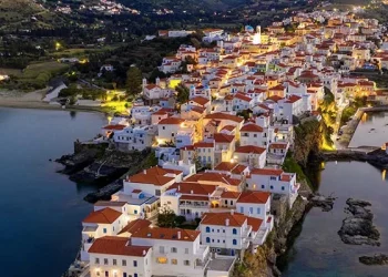 Η Ανδρος στα 24 μέρη με τους πιο εντυπωσιακούς φάρους του πλανήτη