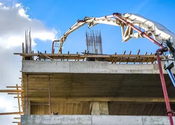 ΕΛΣΤΑΤ: Μεγάλη πτώση στην κατασκευαστική δραστηριότητα το πρώτο τρίμηνο του 2025