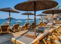 Χαλκιδική: Ελάχιστη κατανάλωση 120€ για μια ξαπλώστρα – Οι παραλίες σε «ζώνες πολυτελείας»