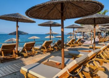 Χαλκιδική: Ελάχιστη κατανάλωση 120€ για μια ξαπλώστρα – Οι παραλίες σε «ζώνες πολυτελείας»