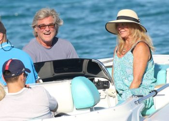 Χόλιγουντ στις Σπέτσες: Ο Κερτ Ράσελ και η Γκόλντι Χον κάνουν διακοπές στο αγαπημένο νησί των celebrities