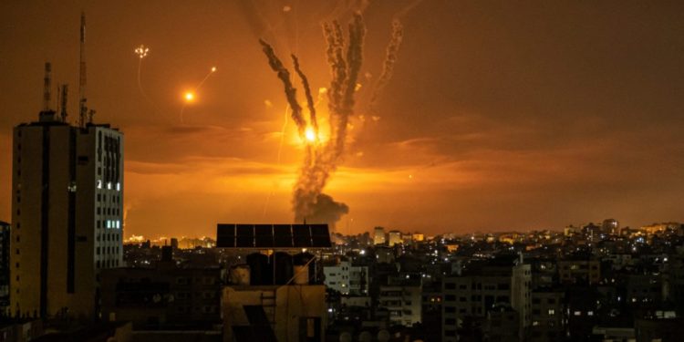 Επικίνδυνη κλιμάκωση: Το Ιράν «απάντησε» στην επιχείρηση «Rising Lion» εκτοξεύοντας βαλλιστικούς