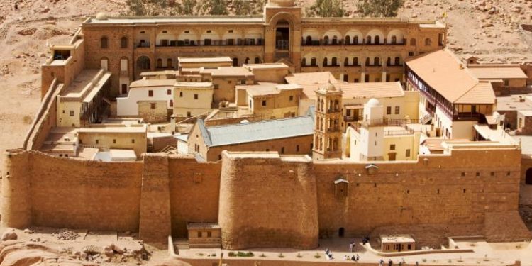 Ελληνική αντιπροσωπεία στο Κάιρο για την υπόθεση της Μονής Σινά – Αναζήτηση λύσης μετά τη δικαστική απόφαση