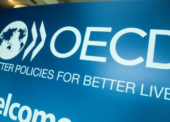 ΟΟΣΑ: Σήμερα οι νέες προβλέψεις για την Ελλάδα – Στο μικροσκόπιο οι επιπτώσεις των δασμών