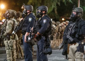 ΗΠΑ: Χάος στο Λος Άντζελες – Εθνοφρουρά στους δρόμους και πεζοναύτες σε αναμονή