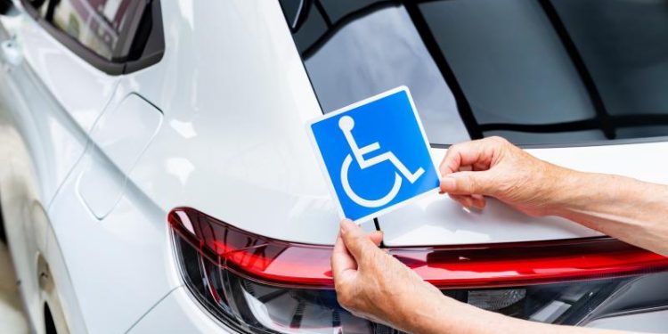 ΑΑΔΕ: Απλοποιείται η διαδικασία απαλλαγής από τα τέλη κυκλοφορίας για ΑμεΑ