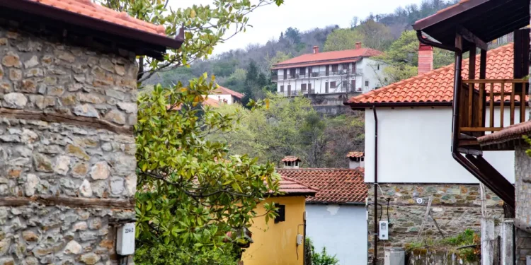 Ρυθμίζεται νομοθετικά η δόμηση σε μικρούς οικισμούς – Τι αλλάζει με τα νέα πολεοδομικά εργαλεία