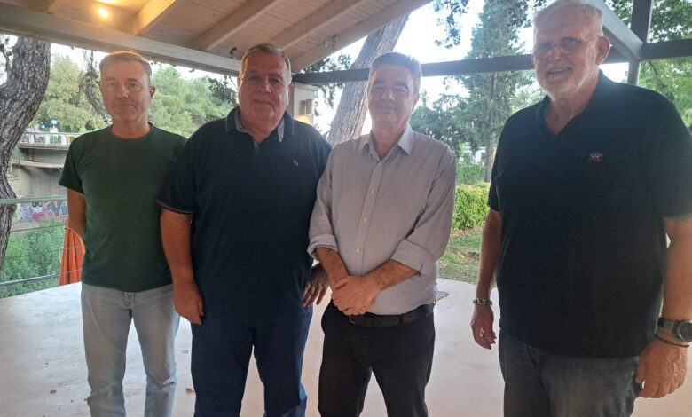 Την περασμένη Δευτέρα βρέθηκε στην Ξάνθη ο Πρόεδρος του Εθνικού Μετώπου, Μάνος Κώνστας, συνοδευόμενος από τους Αντιπροέδρους Γιάννη Κουριαννίδη και Νίκο Πέππα και το Γενικό Γραμματέα Ιωάννου Αλέξανδρο