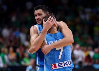 Παπανικολάου και Τολιόπουλος πανηγυρίζουν τη νίκη – πρόκριση στα ημιτελικά του Ευρωμπάσκετ. Φωτογραφία: Ευρωκίνηση.