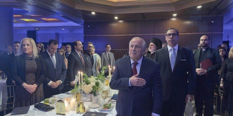 Το τραπέζι των επισήμων, με τον πρόεδρο της Κυπριακής Δημοκρατίας, Νίκο Χριστοδουλίδη, τα κυβερνητικά στελέχη, τους τιμώμενους, τον Αρχιεπίσκοπο Αμερικής κ. Ελπιδοφόρο και την ηγεσία της ελληνοκυπριακής ομογένειας (Ε.Κ./Χ. Αθανασάτος)