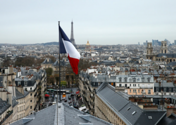 Fitch: Υποβάθμιση της Γαλλίας λόγω πολιτικής αστάθειας και υψηλού χρέους