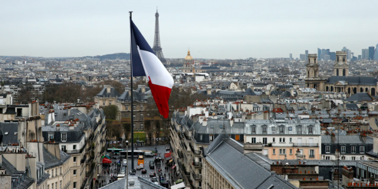 Fitch: Υποβάθμιση της Γαλλίας λόγω πολιτικής αστάθειας και υψηλού χρέους