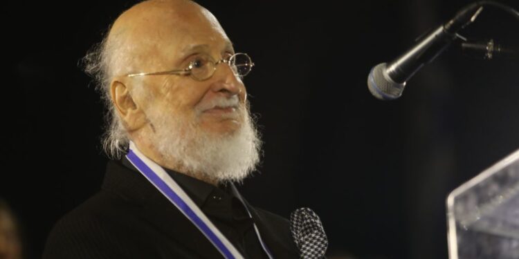 Σίγησε η φωνή του μεγάλου τραγουδοποιού Διονύση Σαββόπουλου