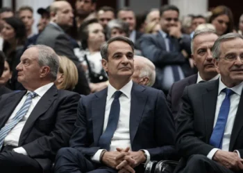 Ο πρωθυπουργός Κυριάκος Μητσοτάκης με τους πρώην πρωθυπουργούς Κώστα Καραμανλή και Αντώνη Σαμαρά σε εκδήλωση της Νέας Δημοκρατίας για την Ημέρα της Ευρώπης, στην Αθήνα στις 9 Μαίου, 2023 Nick Paleologos / SOOC