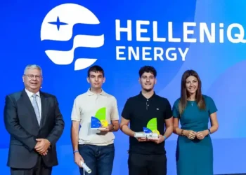 Ο Διευθύνων Σύμβουλος της HELLENiQ ENERGY Ανδρέας Σιάμισιης και η υπουργός Παιδείας, Θρησκευμάτων και Αθλητισμού κα Σοφία Ζαχαράκη στη βράβευση των «Πρώτων των Πρώτων» στην εκδήλωση για τους Αριστούχους του Θριασίου Πεδίου