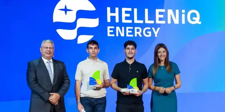 Ο Διευθύνων Σύμβουλος της HELLENiQ ENERGY Ανδρέας Σιάμισιης και η υπουργός Παιδείας, Θρησκευμάτων και Αθλητισμού κα Σοφία Ζαχαράκη στη βράβευση των «Πρώτων των Πρώτων» στην εκδήλωση για τους Αριστούχους του Θριασίου Πεδίου