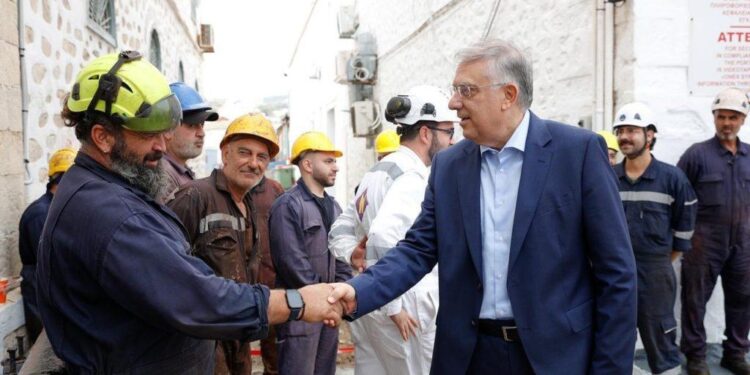 ο Τάκης Θεοδωρικάκος στη Σύρο