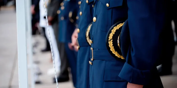 Αυξήσεις στους ένστολους