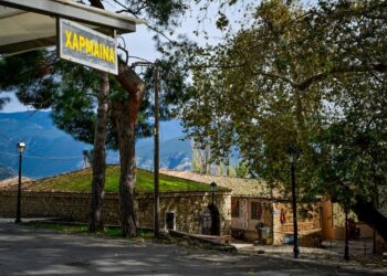 Φθινοπωρινή βόλτα στη Χάρμαινα, την ιστορική συνοικία της Aμφισσας (Φωτογραφίες)