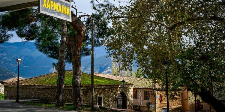 Φθινοπωρινή βόλτα στη Χάρμαινα, την ιστορική συνοικία της Aμφισσας (Φωτογραφίες)