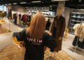 Shein στο Παρίσι: Ουρές καταναλωτών, διαδηλώσεις και ευρωπαϊκό «σφίξιμο» σε Temu και φθηνή γρήγορη μόδα