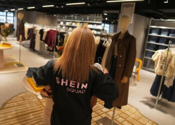 Shein στο Παρίσι: Ουρές καταναλωτών, διαδηλώσεις και ευρωπαϊκό «σφίξιμο» σε Temu και φθηνή γρήγορη μόδα