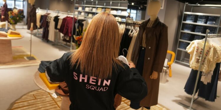 Shein στο Παρίσι: Ουρές καταναλωτών, διαδηλώσεις και ευρωπαϊκό «σφίξιμο» σε Temu και φθηνή γρήγορη μόδα