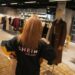 Shein στο Παρίσι: Ουρές καταναλωτών, διαδηλώσεις και ευρωπαϊκό «σφίξιμο» σε Temu και φθηνή γρήγορη μόδα