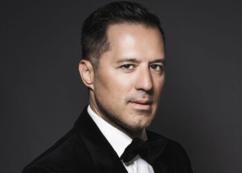 «A Jazzy Christmas» στο Half Note – Μια βραδιά γεμάτη swing, λάμψη και γιορτινή διάθεση με τον Αδάμ Τσαρούχη