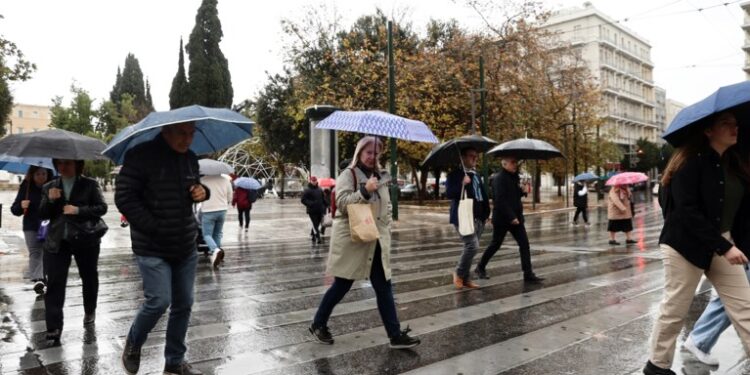 Καιρός: Βροχές και καταιγίδες στο μεγαλύτερο μέρος της χώρας – Live ενημέρωση
