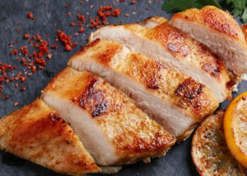 Η απλή μαρινάδα με τρία υλικά που κάνει το κοτόπουλο πιο ζουμερό και γευστικό