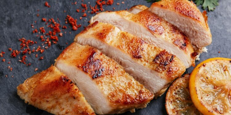 Η απλή μαρινάδα με τρία υλικά που κάνει το κοτόπουλο πιο ζουμερό και γευστικό