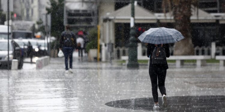 Καιρός: Βροχές και καταιγίδες στο μεγαλύτερο μέρος της χώρας – Live ενημέρωση