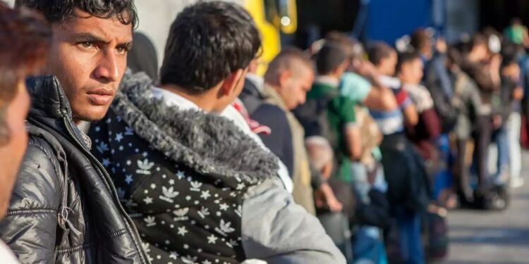 Τα πρώτα τεστ ηλικίας σε αιτούντες άσυλο: πάνω από 60% όσων δήλωναν ανήλικοι είναι ενήλικες