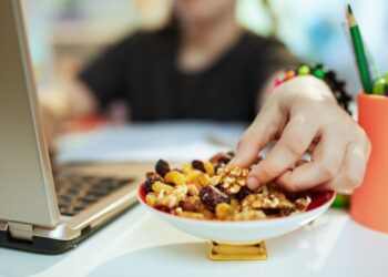 Τροφές που θωρακίζουν τη μνήμη – Οι ειδικοί εξηγούν πώς «ταΐζουμε» τον εγκέφαλο σωστά