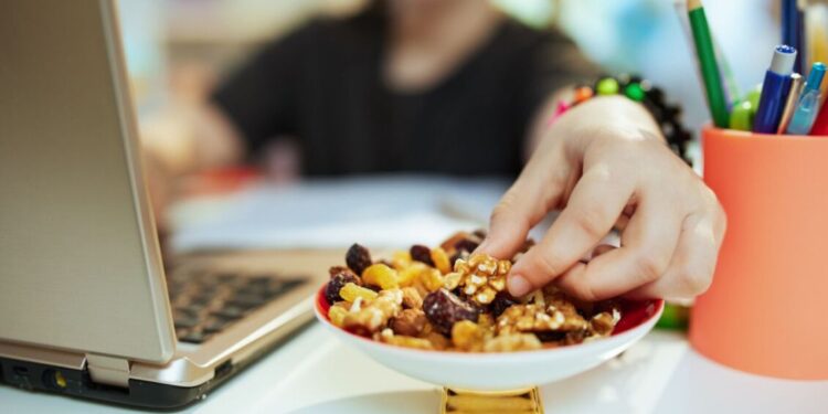 Τροφές που θωρακίζουν τη μνήμη – Οι ειδικοί εξηγούν πώς «ταΐζουμε» τον εγκέφαλο σωστά